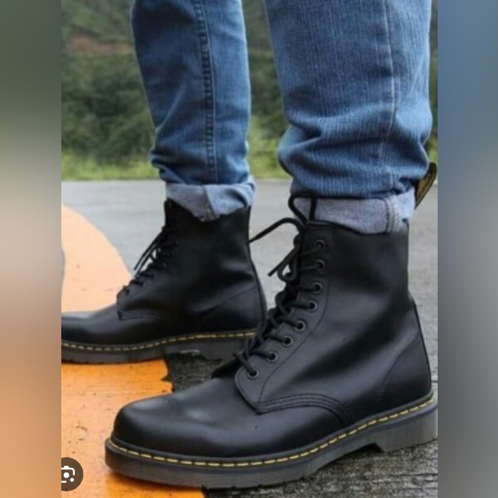Dr. Martens 11822 Mens Leather Lace Up  Boots
